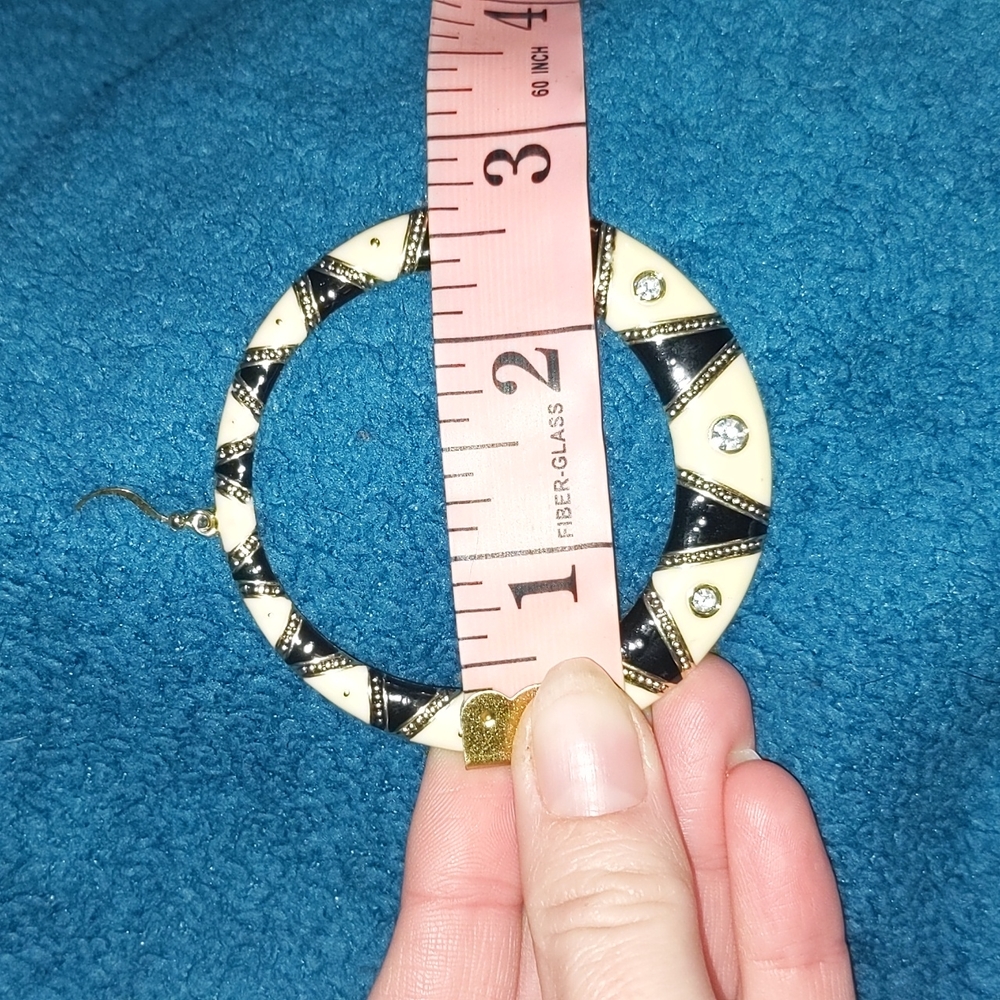 Island Designs by Harry Haslett Earrings LARGE Circular Black and Cream Dangle - Picture 9 of 11